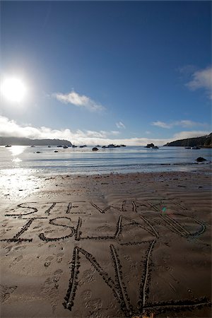 simsearch:614-03455017,k - New Zealand, South Island, Stewart Island.   'I Love Stewart Island NZ' written large in the sand on one of the Islands pristine beaches Foto de stock - Con derechos protegidos, Código: 862-03808119