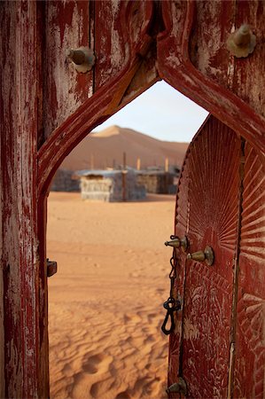simsearch:862-05998279,k - Oman, Wahiba Sands. La porte qui mène à la Desert Camp nomade. Photographie de stock - Rights-Managed, Code: 862-03808145