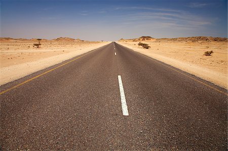 simsearch:862-03808186,k - Oman. An empty highway through Oman's barren lands. Foto de stock - Con derechos protegidos, Código: 862-03808152