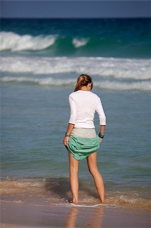 simsearch:862-03437916,k - Oman, Salalah. A young woman paddles off the coast near Salalah. Foto de stock - Con derechos protegidos, Código: 862-03808183