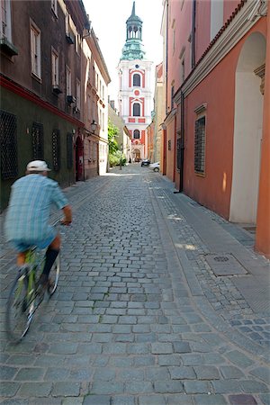 simsearch:862-06541450,k - Polen, PoznaD. Ein von Polen 's älteste Städte, im historische Zentrum verfügt über einige hervorragende Architektur - Straße mit Kopfsteinpflaster führt zu St. Stanislas Pfarrkirche in der Altstadt Stockbilder - Lizenzpflichtiges, Bildnummer: 862-03808196