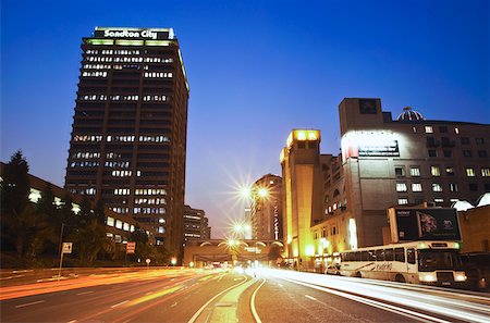 simsearch:862-03808364,k - Light trails of traffic passing through downtown Sandton, Johannesburg, Gauteng, South Africa Foto de stock - Con derechos protegidos, Código: 862-03808245