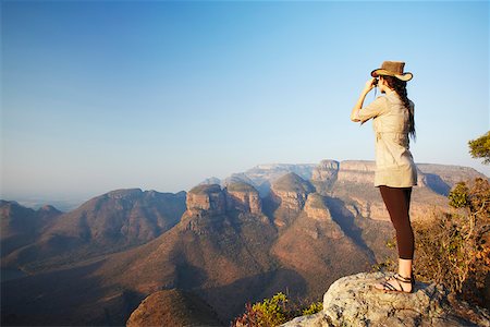 simsearch:862-03808365,k - Woman looking through binoculars at Three Rondavels, Blyde River Canyon, Drakensberg Escarpment, Mpumalanga, South Africa Foto de stock - Con derechos protegidos, Código: 862-03808243