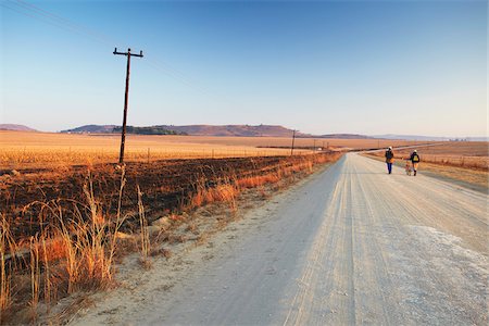 simsearch:862-06677169,k - Hommes marchant sur le chemin de terre à l'aube, Winterton, KwaZulu-Natal, Afrique du Sud Photographie de stock - Rights-Managed, Code: 862-03808429
