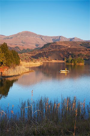 Bateau de pêche sur le lac avec les montagnes du Drakensberg en arrière-plan, Ukhahlamba Drakensberg Park, KwaZulu-Natal, Afrique du Sud Photographie de stock - Rights-Managed, Code: 862-03808436