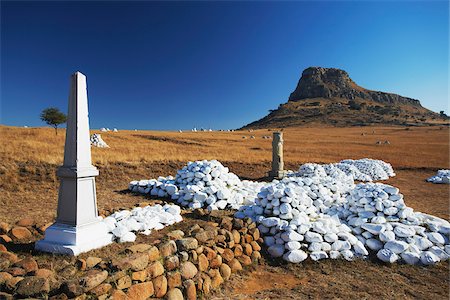 White stone cairns and memorials to British soldiers at Isandlwana, Thukela, KwaZulu-Natal, South Africa Foto de stock - Con derechos protegidos, Código: 862-03808507