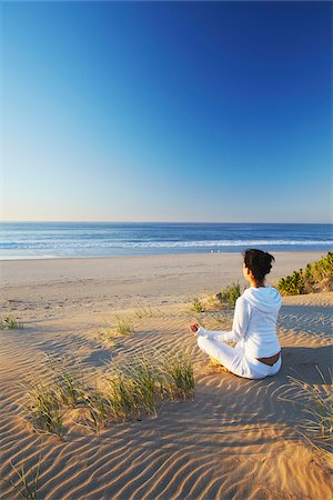 simsearch:862-03808541,k - Femme à pratiquer l'yoga sur la plage à l'aube, Bay de Jeffrey, Eastern Cape, Afrique du Sud Photographie de stock - Rights-Managed, Code: 862-03808513