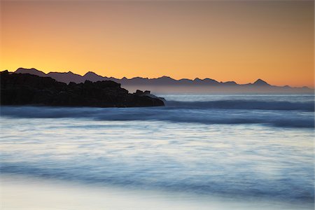 simsearch:851-02962623,k - Lever du soleil sur la plage de Plettenberg Bay, Western Cape, Afrique du Sud Photographie de stock - Rights-Managed, Code: 862-03808525