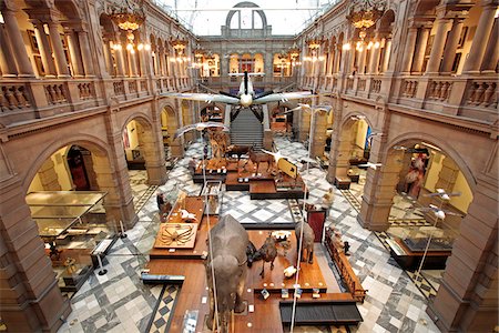 simsearch:700-08167215,k - Glasgow, en Écosse. Un Spitfire suspendu au-dessus des animaux s'affiche dans le Kelvingrove Art Gallery and Museum. Photographie de stock - Rights-Managed, Code: 862-03808545