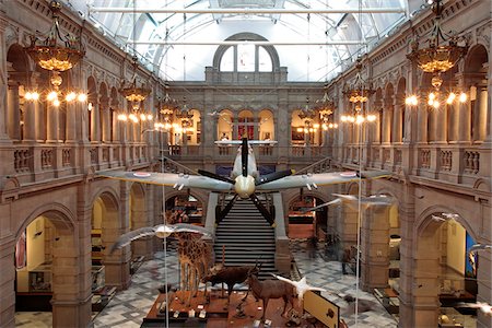 simsearch:700-08167215,k - Glasgow, en Écosse. Un Spitfire suspendu au-dessus des animaux s'affiche dans le Kelvingrove Art Gallery and Museum. Photographie de stock - Rights-Managed, Code: 862-03808546