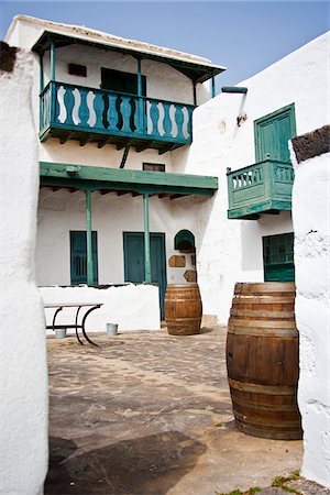 Île de Lanzarote. Appartient aux îles Canaries et sa formation est due à une activité volcanique récente. Espagne. À La Geria, les vins sont produits dans la cendre volcanique complet. Photographie de stock - Rights-Managed, Code: 862-03808567