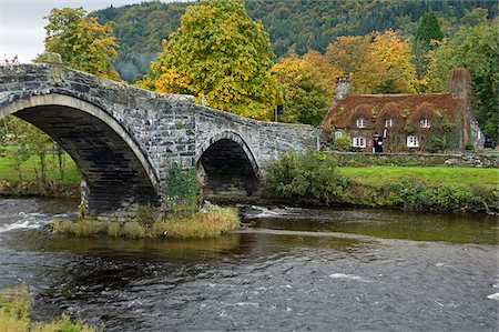 simsearch:862-03808797,k - Au Royaume-Uni, pays de Galles, Llanrwst. Beau vieux pont construit par Inigo Jones et l'ancien palais de justice, maintenant un salon de thé. Photographie de stock - Rights-Managed, Code: 862-03808775