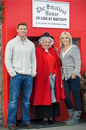 UK, Nord Wales; Conwy. Paar stehen außerhalb der kleinste Haus in Großbritannien mit einer Dame im walisischen Trachten. Stockbilder - Lizenzpflichtiges, Bildnummer: 862-03808786