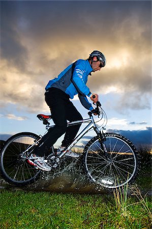 snowdonia - UK; North Wales, Snowdonia.  Man mountain biking. Foto de stock - Con derechos protegidos, Código: 862-03808782