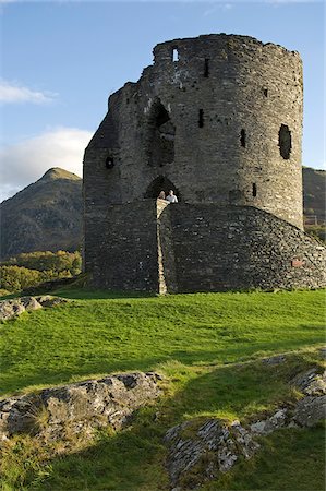 simsearch:862-03808818,k - UK; North Wales; Snowdonia;  Couple sightseeing at Dolbadarn Castle, Llanberis. Foto de stock - Direito Controlado, Número: 862-03808790