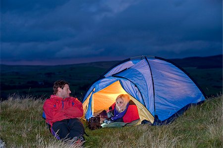 Gilar Farm, Snowdonia, North Wales.  Man and woman camping in the wild. Foto de stock - Con derechos protegidos, Código: 862-03808806