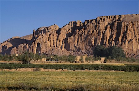 simsearch:862-03820153,k - Afghanistan, The Bamiyan Valley, Showing the large Buddha, circa 5th century.Bamiyan flourished as a centre for trade and religious worship until 1221, when the area was attacked by the armies of Genghis Khan. Fotografie stock - Rights-Managed, Codice: 862-03820151