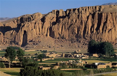 simsearch:862-03820153,k - Afghanistan, The Bamiyan Valley, Showing the large Buddha, circa 5th century.Bamiyan flourished as a centre for trade and religious worship until 1221, when the area was attacked by the armies of Genghis Khan. Fotografie stock - Rights-Managed, Codice: 862-03820152