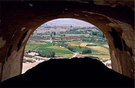 Afganistan, Bamiyan.View of the plain taken from on top of the large head of the Buddha.Bamiyan flourished as a centre for trade and religious worship until 1221, when the area was attacked by the armies of Genghis Khan. Fotografie stock - Rights-Managed, Codice: 862-03820153