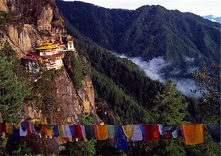 Literally meaning Tigers nest or lair, Taktsang was built around the cave in which Guru Padmasambava meditated in the eight century.It clings impossibly to a rock face 800 meters above the Paro valley.All Bhutanese try to make a pilgrimage to Taktsang at least once in their lifetimes Foto de stock - Con derechos protegidos, Código: 862-03820170