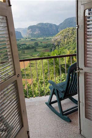 Cuba, Vinales.View sur la vallée de Vinales d'hôtel Jazmines.The vallée de Viñales est patrimoine mondial de l'UNESCO depuis novembre 1999 comme un paysage culturel enrichi par l'architecture traditionnelle de la ferme et le village.Old fashioned culturales servent encore à Vinales, notamment pour cultiver le tabac. Photographie de stock - Rights-Managed, Code: 862-03820269