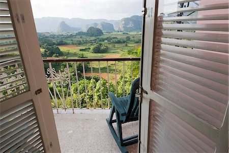 simsearch:862-06542556,k - Cuba, Vinales.View across the Vinales Valley from Hotel Jazmines.The Vinales Valley has been on UNESCOs World Heritage List since November 1999 as a cultural landscape enriched by traditional farm and village architecture.Old fashioned farming methods are still used in Vinales, notably to grow tobacco. Foto de stock - Con derechos protegidos, Código: 862-03820270