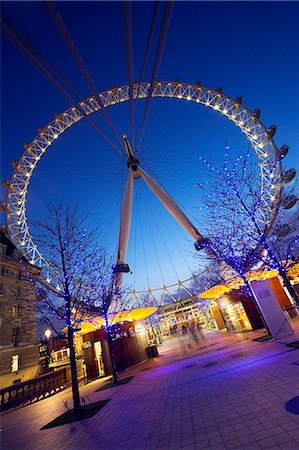 simsearch:862-03353160,k - The British Airways London Eye, or simply the Eye for short, is a giant ferris wheel on the banks of the Thames constructed for Londons Millennium celebrations.Also known as the Millennium Wheel it is the largest ferris wheel in the world at 135m high. Foto de stock - Con derechos protegidos, Código: 862-03820316