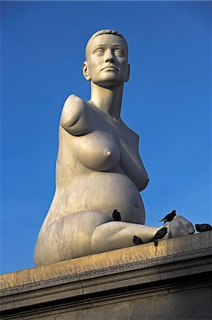 The controversial sculpture Alison Lapper Pregnant by Mark Quinn in Trafalgar Square, London. Foto de stock - Con derechos protegidos, Código: 862-03820320