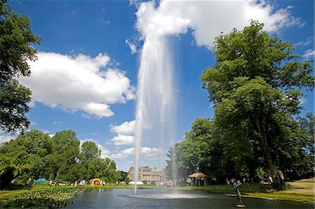 simsearch:862-03353701,k - England, Dorset, Thorncombe.Forde Abbey forms part of the boundary between Dorset and Somerset.The Centenary Fountain in the Mermaid Pond is highest powered fountain in England and can be seen from three counties. Foto de stock - Con derechos protegidos, Código: 862-03820338