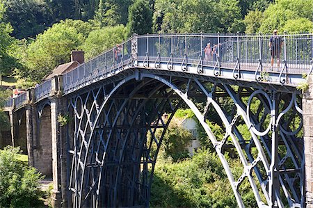 simsearch:862-03710968,k - Angleterre, Shropshire, Gorge d'Ironbridge, Site du patrimoine mondial de l'UNESCO. La région tire son nom du célèbre pont de fer, un pont en fonte de 30 mètres qui a été construit sur la rivière il en 1779. Photographie de stock - Rights-Managed, Code: 862-03820341
