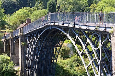 simsearch:862-03353778,k - Angleterre, Shropshire, Gorge d'Ironbridge, Site du patrimoine mondial de l'UNESCO. La région tire son nom du célèbre pont de fer, un pont en fonte de 30 mètres qui a été construit sur la rivière il en 1779. Photographie de stock - Rights-Managed, Code: 862-03820341