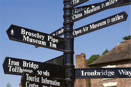 simsearch:862-03353007,k - England, Shropshire, Ironbridge Gorge, UNESCO World Heritage Site.The area takes its name from the famous Iron Bridge, a 30 metre cast iron bridge that was built across the river there in 1779. Foto de stock - Con derechos protegidos, Código: 862-03820342