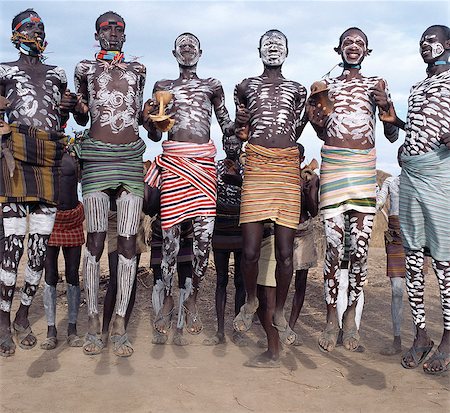 simsearch:862-03820429,k - Karo hommes excellent dans l'art corporel. Avant une danse, ils orneront leurs visages et les torses minutieusement à l'aide de craie blanche locale, pulvérisé rock et autres pigments naturels. Alors que les hommes plus âgés style leur cheveux avec de l'argile, jeunes hommes préfèrent leur tresse.Chaque homme porte un tabouret en bois, qui se double d'un oreiller pendant la nuit.Le Karo sont une tribu vivant dans trois villages principaux le long du cours inférieur de la Photographie de stock - Rights-Managed, Code: 862-03820359