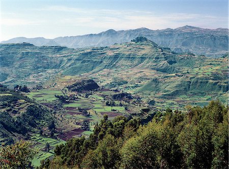 simsearch:862-03289598,k - Une vue spectaculaire de l'escarpement occidental de la vallée du Rift de Abysinnian à Ankober.Ethiopia est une terre de vastes horizons et paysages spectaculaires. Les montagnes altérées dans les hauts plateaux éthiopiens pièce couche après couche de matériaux volcaniques, qui construit le plateau dans la plus grande région des hautes terres d'Afrique. Photographie de stock - Rights-Managed, Code: 862-03820408