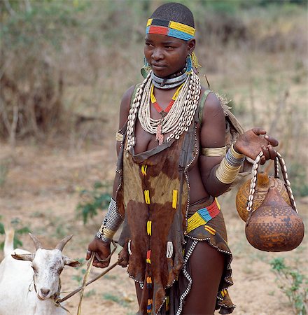 Une jolie femme de Hamar mène une chèvre à vendre à Dimeka, le plus grand marché dans le pays de Hamar du Sud-Ouest Ethiopia.People voyage il grandes distances à pied pour assister à l'événement commercial et social hebdomadaire. Photographie de stock - Rights-Managed, Code: 862-03820469