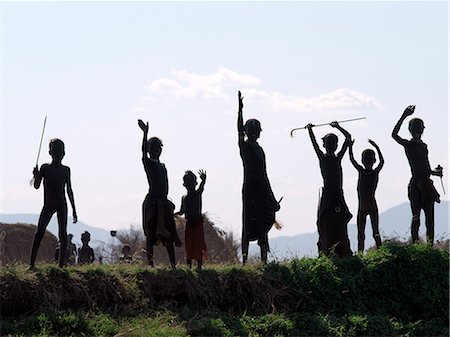 simsearch:862-03437076,k - En fin d'après-midi, un groupe d'onde enfants Dassanetchs pour les visiteurs de passage le long d'une rive du fleuve Omo dans le sud-ouest Ethiopia.The Dassanetchs parlent une langue d'origine orientale couchitique.Ils vivent dans le Delta de l'Omo et ils pratiquent l'élevage et de pêche ainsi que l'agriculture. Photographie de stock - Rights-Managed, Code: 862-03820478