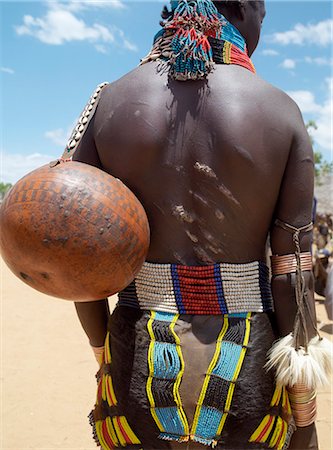 simsearch:841-02916986,k - A beautifully decorated leather skirt of a Hamar woman.The Hamar are semi nomadic pastoralists of Southwest Ethiopia who live in harsh country around the Hamar Mountains of Southwest Ethiopia.Their whole way of life is based on the needs of their livestock. Foto de stock - Con derechos protegidos, Código: 862-03820525