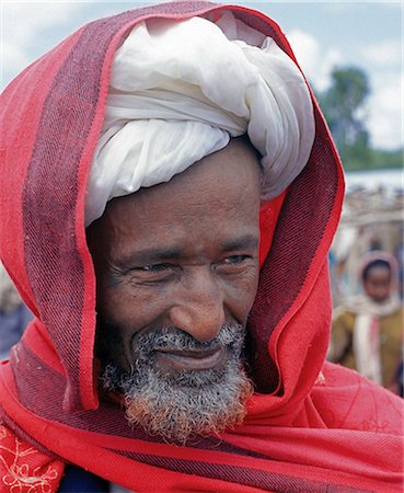 simsearch:862-03354000,k - Un homme musulman au marché de Bati.Situé au sommet de l'escarpement ouest du Rift Abyssin, le marché hebdomadaire à Bati est que le plus grand marché de plein air en Ethiopia.Nomads et de leurs chameaux trek longue distance la basse dures se trouvant déserts pour le troc avec les fermiers Amhara et Oromo vivant dans les hautes terres fertiles.Produire toutes sortes de ferme, animaux d'élevage et des articles ménagers sont proposés à la vente. Photographie de stock - Rights-Managed, Code: 862-03820574