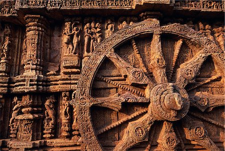 Détail des sculptures de grès dans le Temple du soleil à Konark dans le Temple du soleil Puri.Konark est situé dans l'état d'Orissa, près de la ville sacrée du soleil de Puri.The que temple de Konark est dédié au dieu soleil ou Surya.It est un chef-d'œuvre de l'architecture médiévale de l'Orissa. Photographie de stock - Rights-Managed, Code: 862-03820599