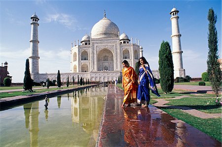 Visiteurs au Taj Mahal, Agra.The Taj Mahal a été construit par un musulman, empereur Shah Jahan en mémoire de sa chère épouse et Reine Mumtaz Mahal.It est une élégie en marbre ou certains disent une expression d'un rêve. Photographie de stock - Rights-Managed, Code: 862-03820606