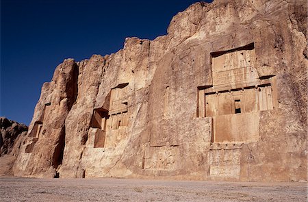 simsearch:862-03360414,k - Iran, Naghsh e Rostam.Achaemenian royal tombs, set above Sasanian era bas reliefs, Naghsh e Rostam. About 4.8 km northwest of Persepolis lies the imposing site of Naqsh e Rustam in the mountain range of Husain Kuh, where Darius the Great and his successors had their monumental tombs carved into the cliff. Foto de stock - Con derechos protegidos, Código: 862-03820624