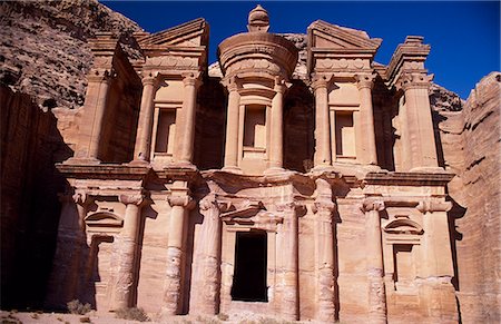 simsearch:862-03820153,k - El Deir Monastery, Petra. Built in the 3rd century BC. Similar in design to the Khazneh, the monastery is infact much larger and more eroded. El Dier is called a monastery because it appears to have been used as that during the Byzantine Christian period. Fotografie stock - Rights-Managed, Codice: 862-03820642