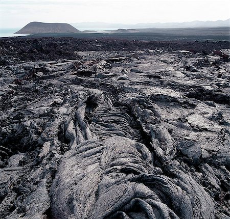 Parmi les coulées de lave du volcan Telekis regardant vers le nord jusqu'à l'extrémité sud du lac Turkana au Kenya où le cône de Nabuyatom est important. Nommé d'après le comte Teleki, un noble autrichien, qui a dirigé la première expédition européenne à la région en 1888. Photographie de stock - Rights-Managed, Code: 862-03820657