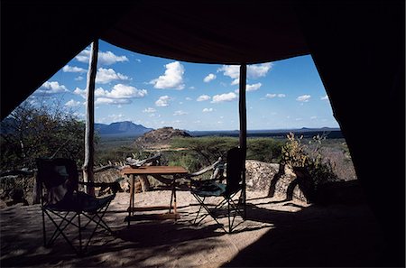 relais de chasse - Vue d'une tente de luxe à Sarara regardant vers le camp de Mountains.The Matthews est détenu et géré par la collectivité locale de Samburu.Sarara Lodge est une initiative de tourisme de la Namunyak Wildlife Conservation Trust et a été construit pour amasser des fonds pour les efforts de conservation. Photographie de stock - Rights-Managed, Code: 862-03820690