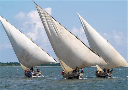 Bateaux à voile voile Lamu Island.Dhow ou Dau est le terme familier utilisé par la plupart des visiteurs pour les voiliers en bois de la côte d'Afrique orientale, même si en réalité un dhow est un navire de haute mer beaucoup plus grand que soit le medium sized Jahazi ou petits bateaux de pêche de mashua qui est communément observés à Lamu. Photographie de stock - Rights-Managed, Code: 862-03820780