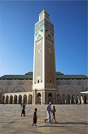 La mosquée Hassan II à Casablanca est le troisième plus grand au monde après celles de la Mecque et Médine, et son minaret, à 210 m, est le plus grand de tous.Il a été construit pour commémorer ancien roi Hassan IIs 60e anniversaire en 1993. Photographie de stock - Rights-Managed, Code: 862-03820864