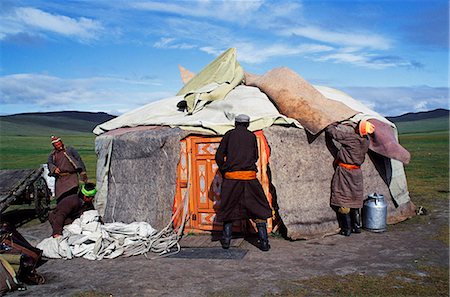 Mongolie, Khovd aimag, ger émouvante, tentes de nomades. Le nom russe de ger est yurta, d'où nous obtenons l'yourte. Le ger est un modèle unique d'ingénierie, une maison préfabriquée ingénieuse. La conception est idéalement adaptée à un mode de vie nomade. Il combine la fraîcheur en été et la chaleur en hiver. Photographie de stock - Rights-Managed, Code: 862-03820861