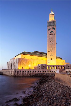 La mosquée Hassan II à Casablanca est le troisième plus grand au monde après celles de la Mecque et Médine, et son minaret, à 210 m, est le plus grand de tous.Il a été construit pour commémorer ancien roi Hassan IIs 60e anniversaire en 1993. Photographie de stock - Rights-Managed, Code: 862-03820877