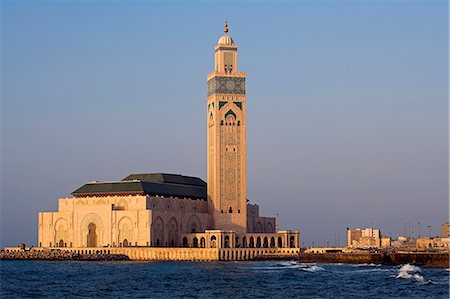 The Hassan II Mosque in Casablanca is the third largest in the world after those at Mecca and Medina, and its minaret, at 210m, is the tallest of all.It was built to commemorate former king Hassan IIs 60th birthday in 1993. Foto de stock - Con derechos protegidos, Código: 862-03820872