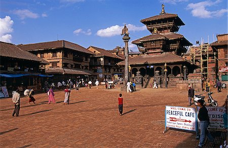 simsearch:862-03365482,k - Taumadhi Square, l'un de plusieurs carrés qui composent la ville de Bhaktapur.Bhaktapur est la troisième plus grande ville dans la vallée de Katmandou.La ville était autrefois la capitale du Népal pendant le grand royaume Malla du XIIe au XVe siècle. Photographie de stock - Rights-Managed, Code: 862-03820885